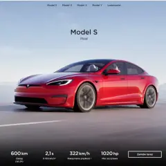 Czerwony Tesla Model S Plaid z mocą 1020 KM pędzi po drodze nad morzem.