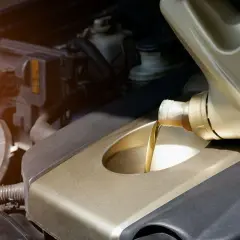 Wlewanie oleju do silnika Toyoty. Czy wybrać 0w20 czy 5w30? Zależy od modelu i zaleceń producenta.