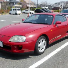 Czerwona Toyota Supra, sportowe coupe, które budzi pytania: toyota supra ile ma koni?