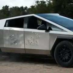 Tesla Cybertruck ile kosztuje? Ten pancerny pojazd z widocznymi śladami po kulach wygląda imponująco.