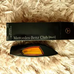 Elegancki flakon perfum Mercedes-Benz Club [Black] na puszystym tle.