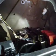 Akumulator w Toyocie CHR znajduje się w bagażniku, po prawej stronie. Widać go na zdjęciu, pod czarną osłoną.