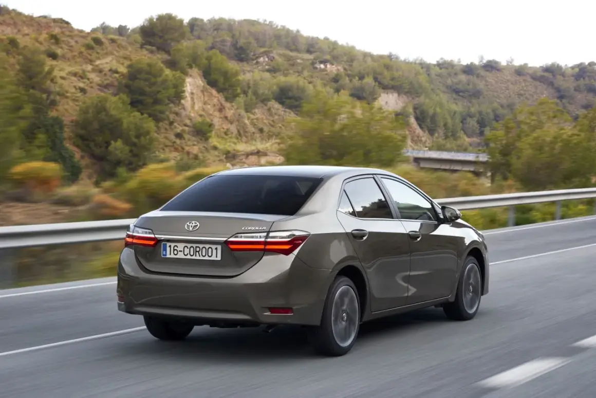 Szary sedan Toyota Corolla 1.6 benzyna jedzie po drodze. Jaki olej do silnika?